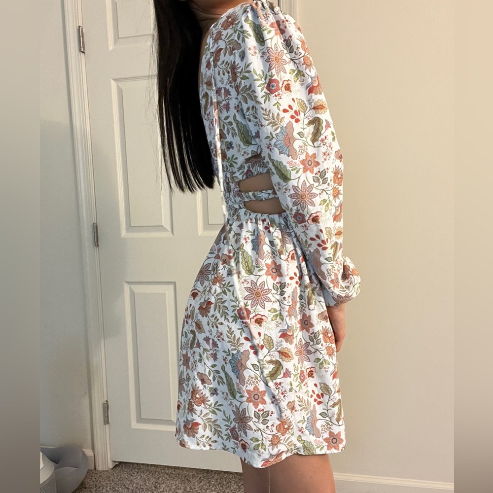 V-neck flower dress